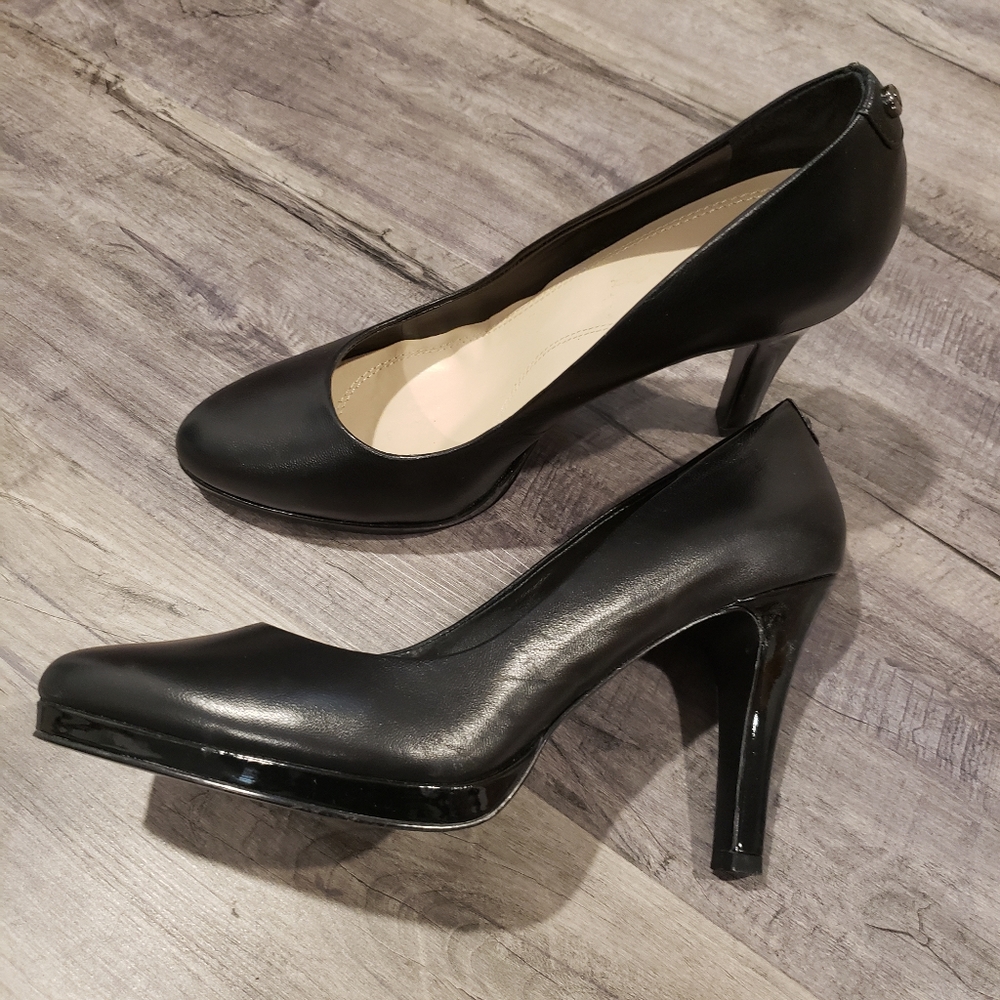 Tahari leather black shoes
